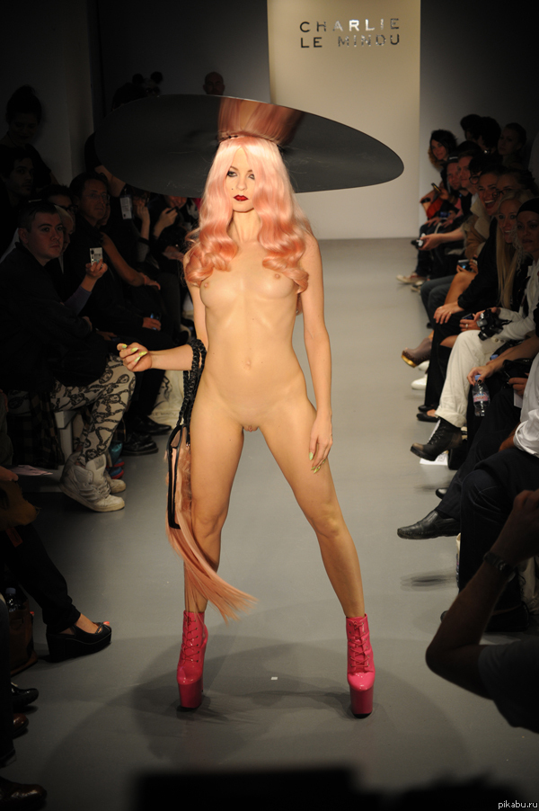 Дизайнер Чарли Ле Минду сломал последнее табу в мире моды, заставив манекен...