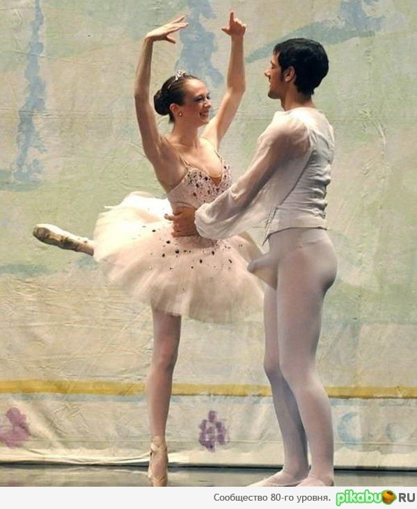 Голая балерина танцует
