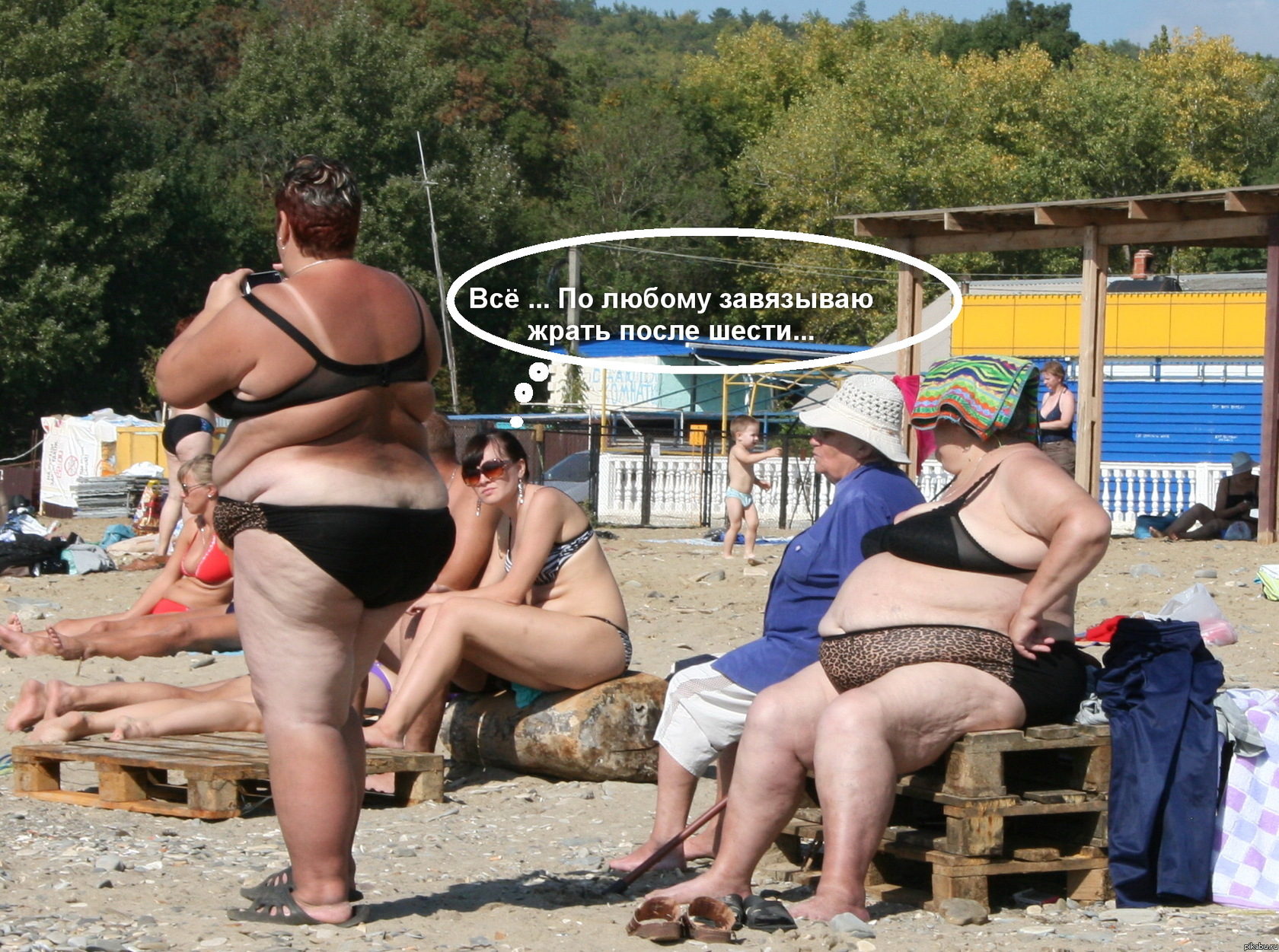 Толстая женщина на пляже прикол